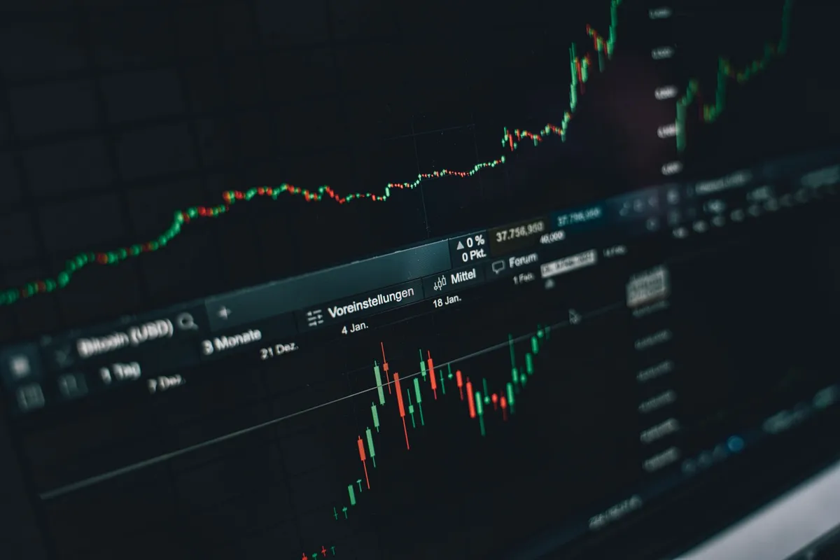 Gold ETFs vs Physical Gold: How the Two Kinds of Exposure Differ